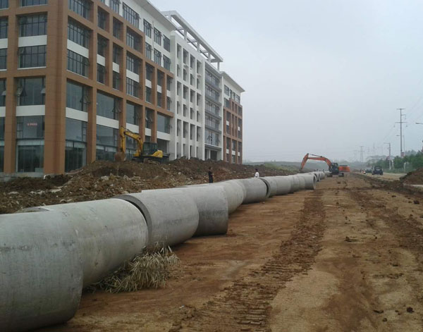 羊山新区国际茶城建设施工中的管道