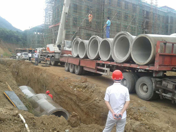 羊山大道建设施工中的排水管道.jpg